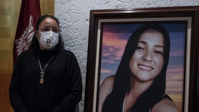 Yesenia Zamudio junto a una foto de su hija Marichuy