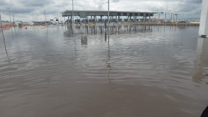 Inundación en el circuito Exterior Mexiquense