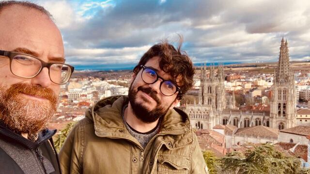 Miguel Sánchez e Ismael Mena, pareja gay que adoptó a trillizas prematura en España