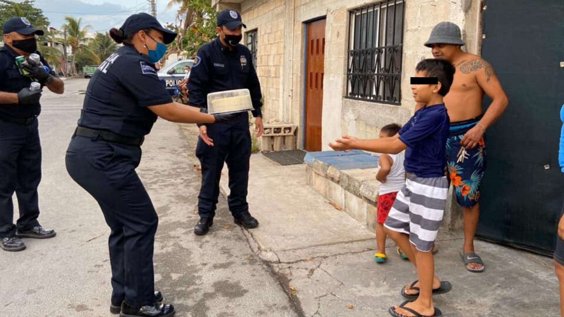 Entregan pasteles.