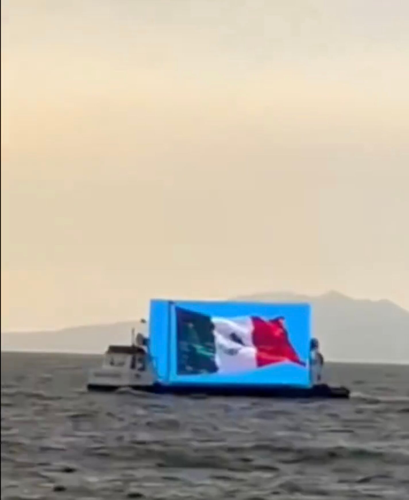 Barco con publicidad en Puerto Vallarta