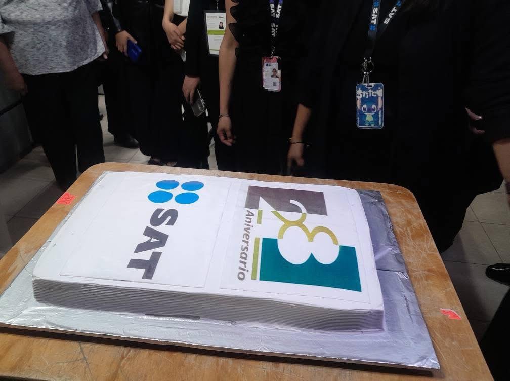 28 años del SAT: Hasta con pastel celebraron