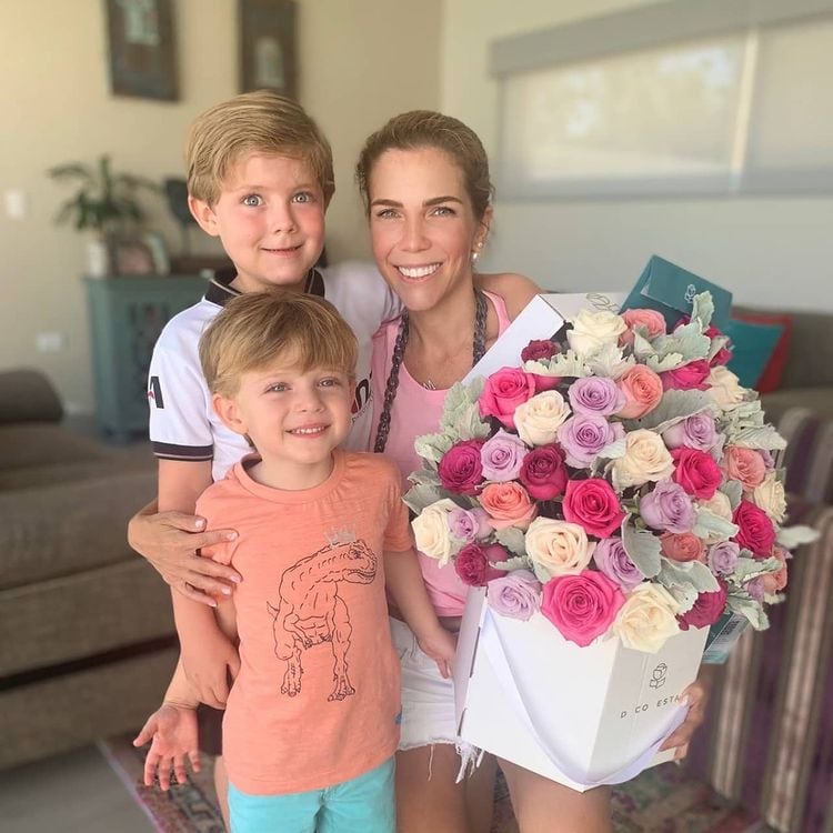 Gaby Crassus con sus hijos.