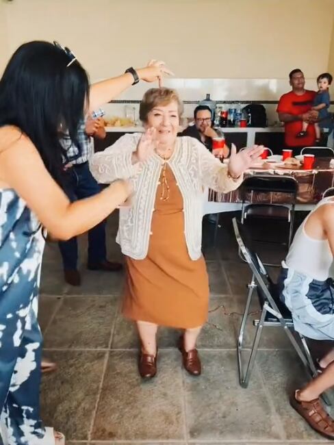 Mujer disfrutando de su fiesta