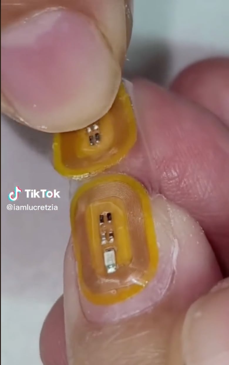 Uñas con microchip de seguridad