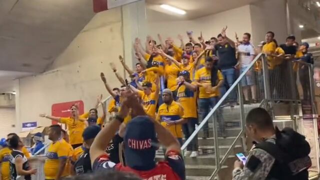 Los Fans Club Tigres reconocieron al Club Chivas luego de ganarles la final del Clausura 2023.