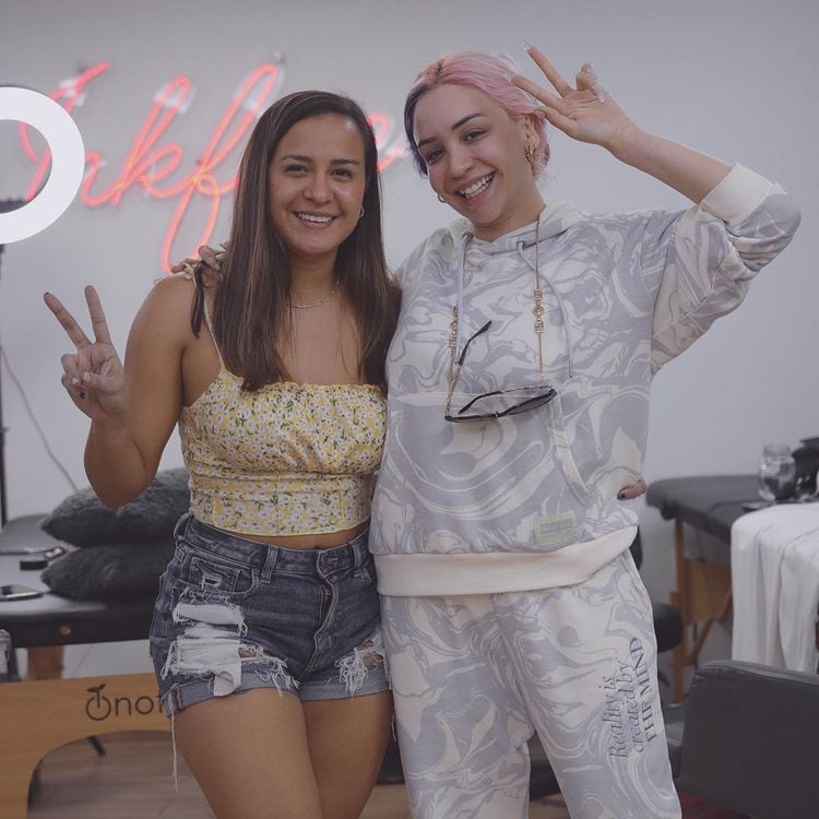 Daniela Rodrice y su tatuadora.