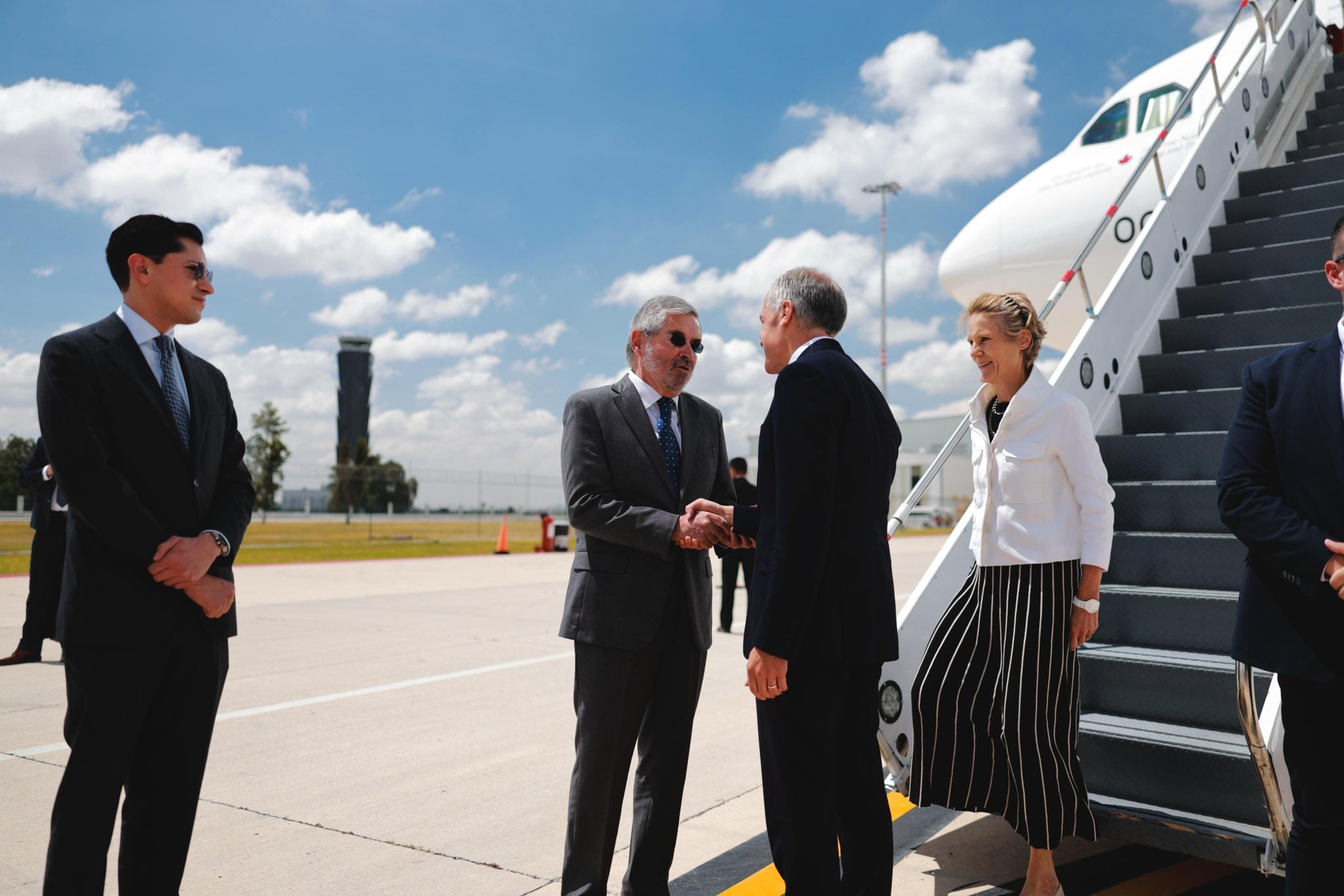 El canciller Juan Ramón de la Fuente recibió al primer ministro de Canadá Mark Carney en el AIFA
