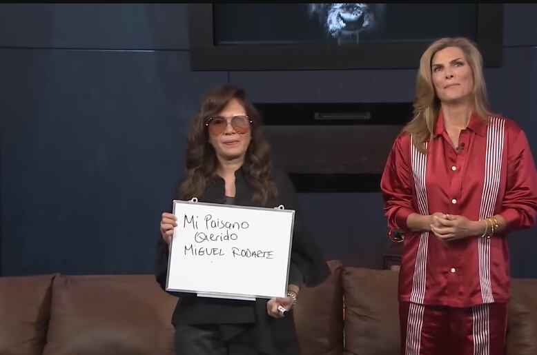 Yolanda Andrade aparece usando un pizarrón