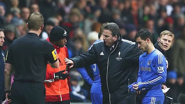 Eden Hazard salió expulsado luego de patear a un recogepelotas