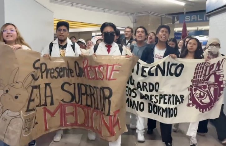 Estudiantes del IPN se manifiestan en la estación Normal del Metro