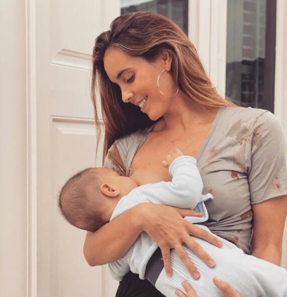 Ona Carbonell con su hijo