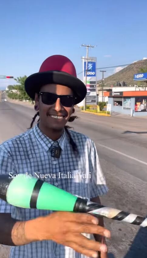 Malabarista revela cuánto gana en los semáforos