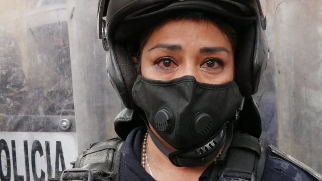 Mujer policía en marcha 28S