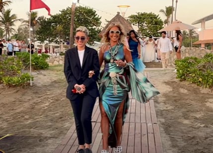 Adela Micha y Maca Carriedo en la boda de Acapulco.