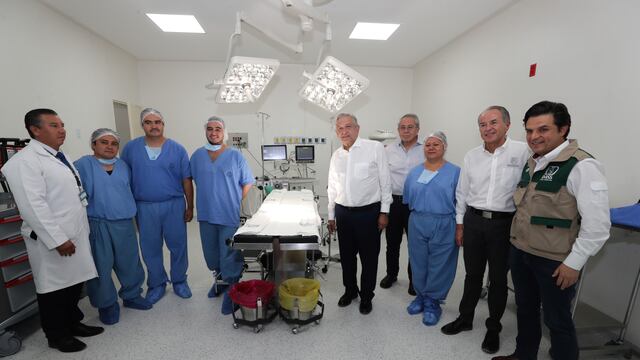 AMLO y Zoé Robledo en un hospital rural en SLP. Apertura de plazas.