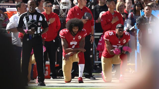 Kaepernick se hinca durante el Himno de EU.