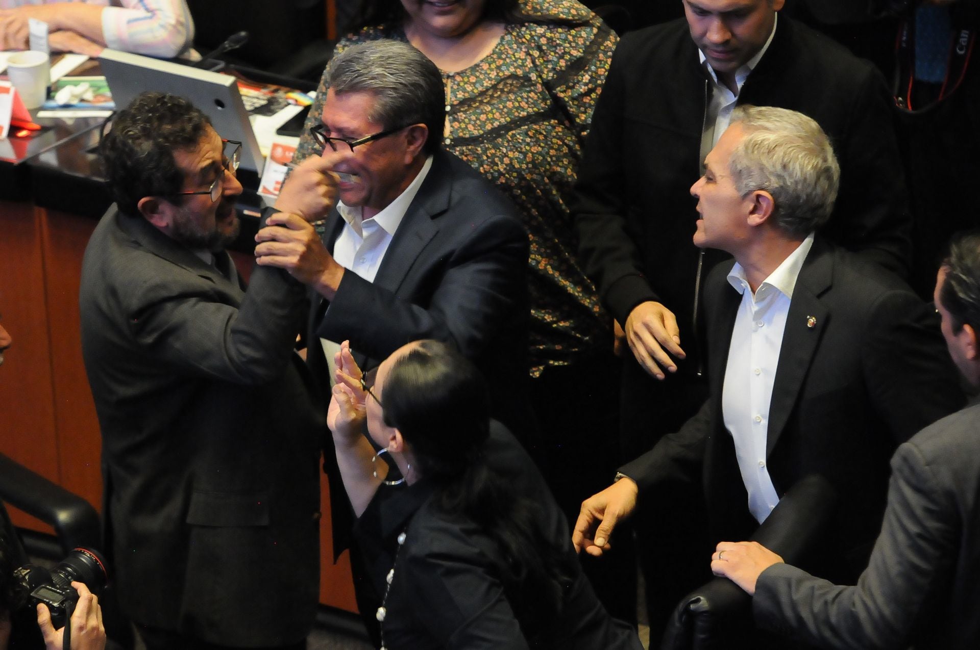 Pelea de Miguel Ángel Mancera y César Cravioto