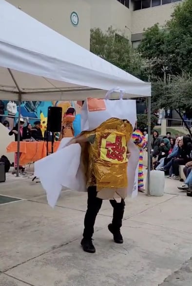 VIDEO: ¿El mejor disfraz de 2023? Está inspirado en El Pollo Loco y TikTok solo fue espectador de los regalos que aventó