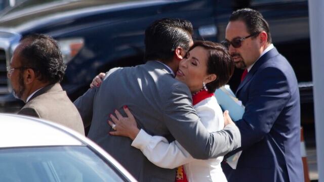 Rosario Robles se abraza con abogados. Este 6 de septiembre concluyó relación laboral