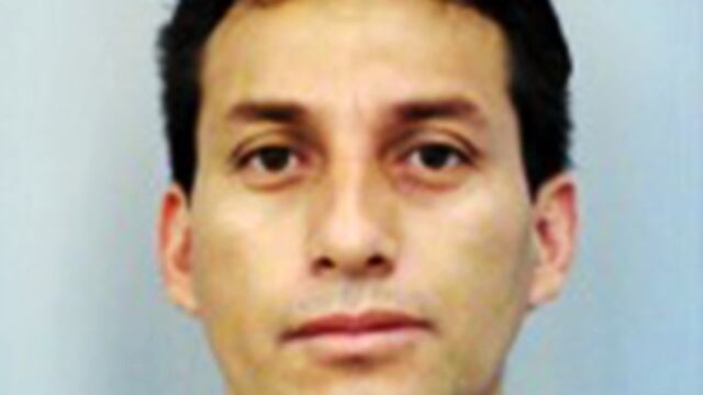 Mexicano enfrenta cargos por poner cámaras en baños de Universidad en EU