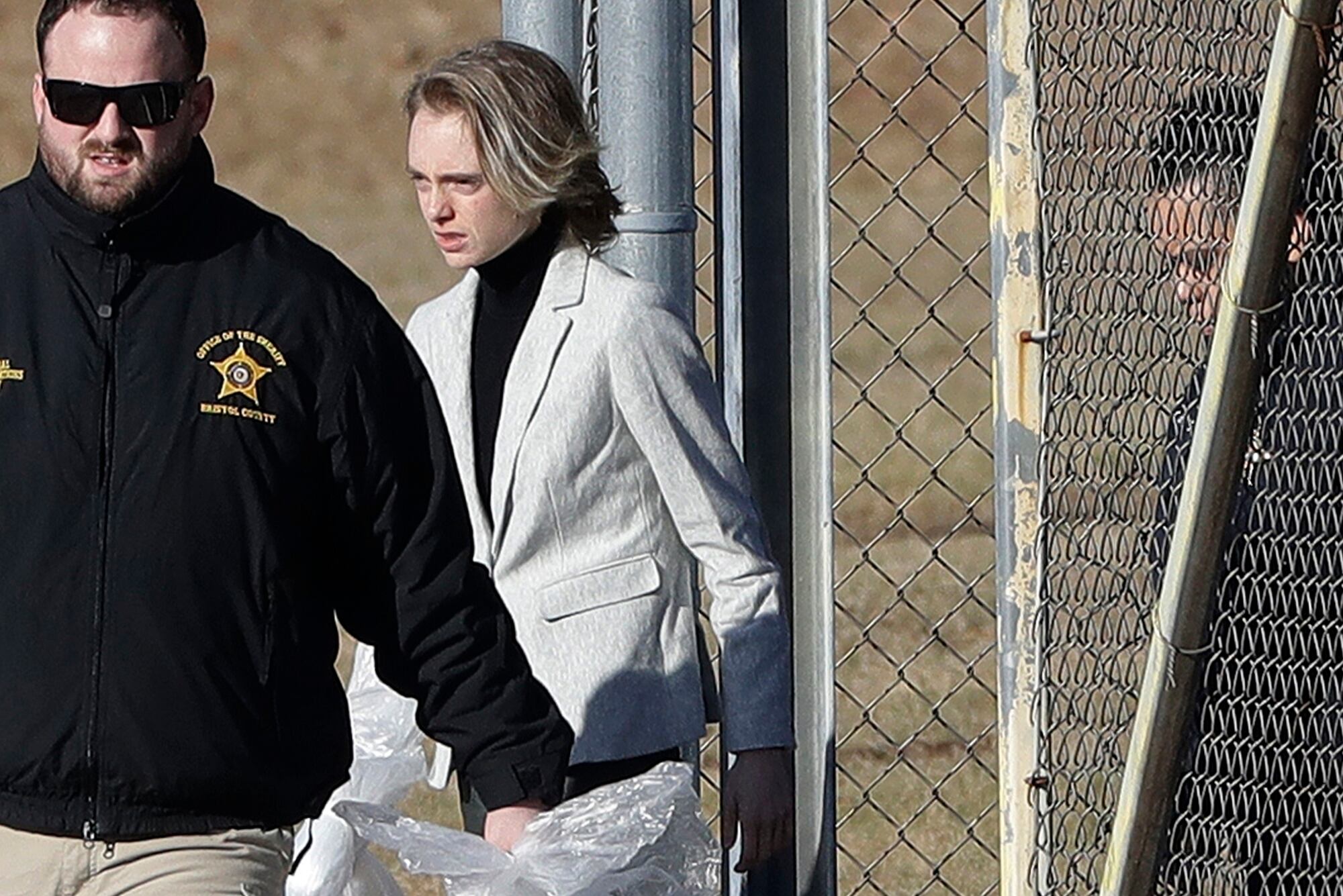 Michelle Carter saliendo de la cárcel.