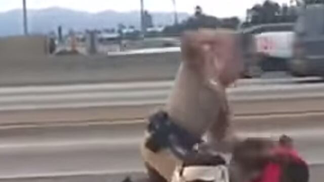 <p><span>Marlene Pinnock, una abuela de 51 años de edad que fue brutalmente golpeada por un policía de caminos de California, llegó a un acuerdo con las autoridades y recibirá un pago de 1.5 millones de dólares.</span></p>
<div><span><br /></span></div>