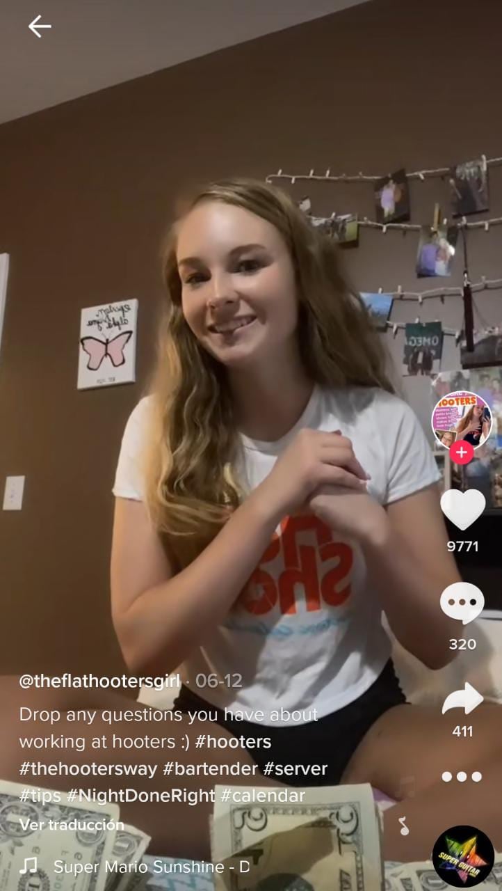 Kirsten Songer, mesera en Hooters