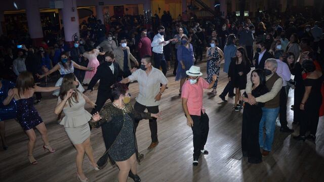 Reabren salón Los Ángeles en pandemia de Covid-19