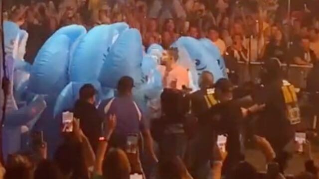 Fans se subieron al escenario con Bad Bunny