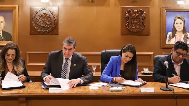 Tere Jiménez firma convenio con Coneval