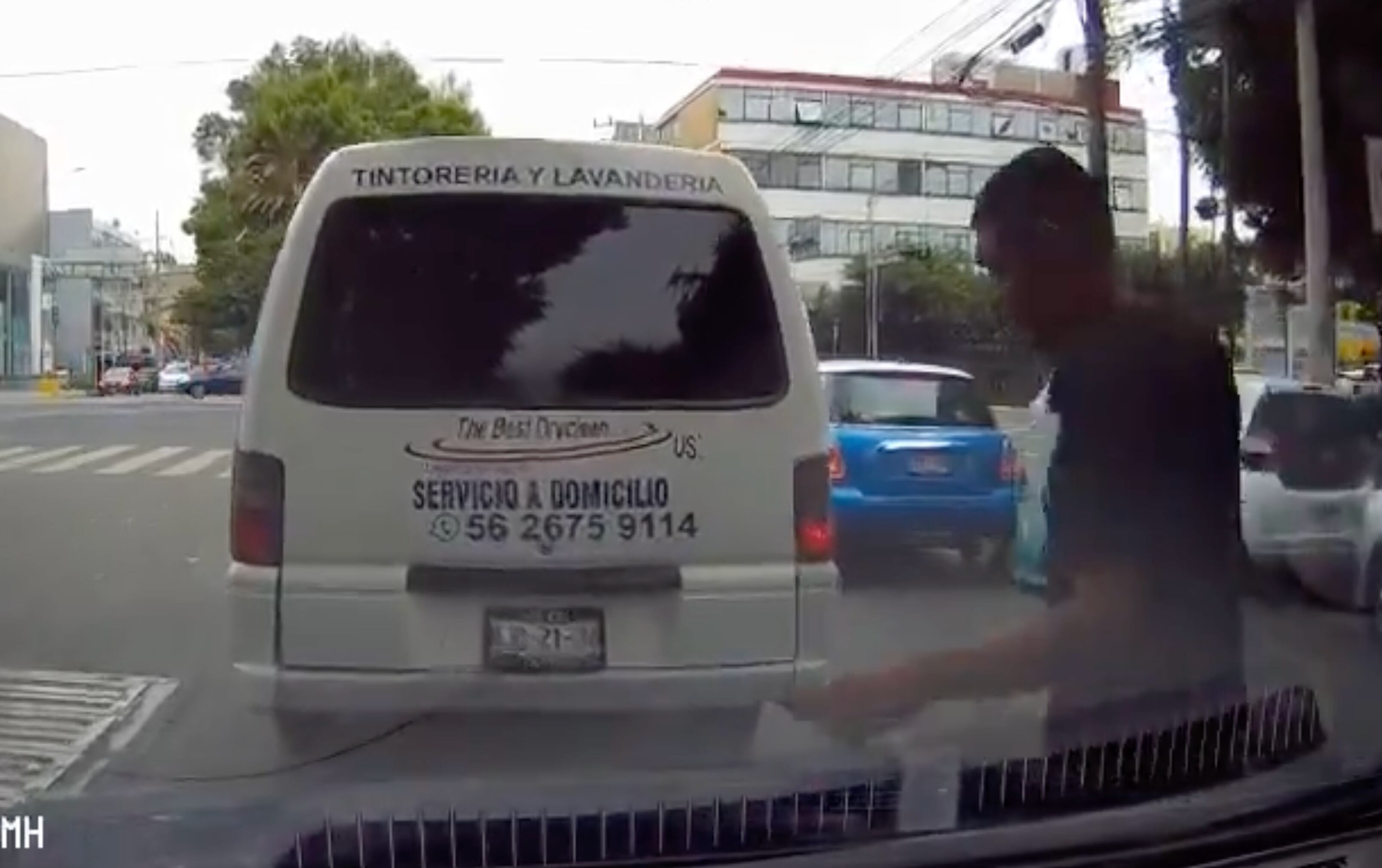 El limpiaparabrisas arremete contra el vehículo tras fingir ser atropellado para sacar dinero