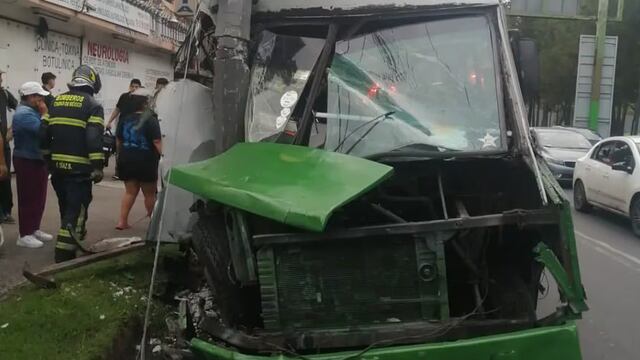 Microbús chocó y una pasajera terminó con una pierna amputada