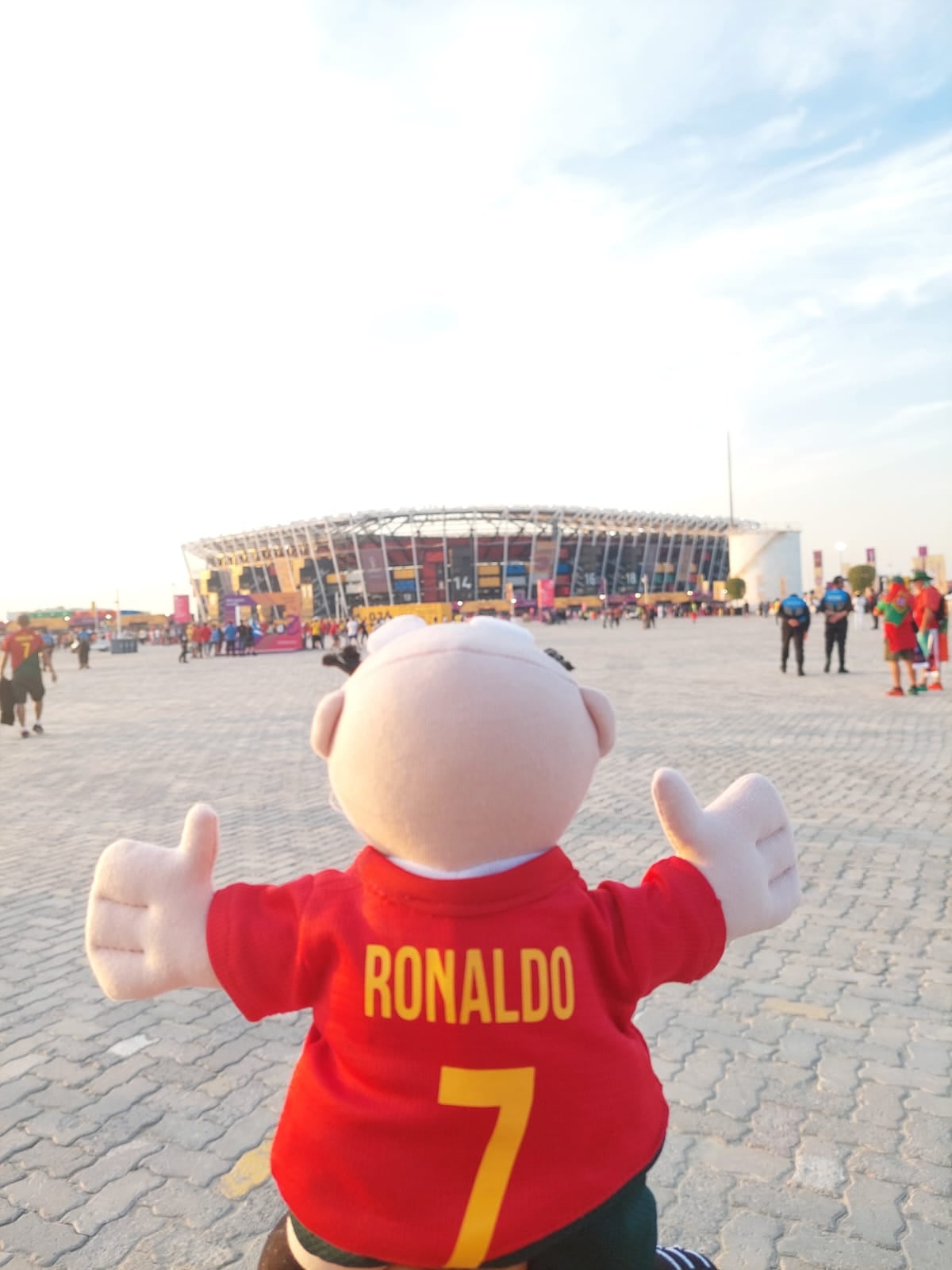 Fan lleva peluche del Dr. Simi de Cristiano Ronaldo