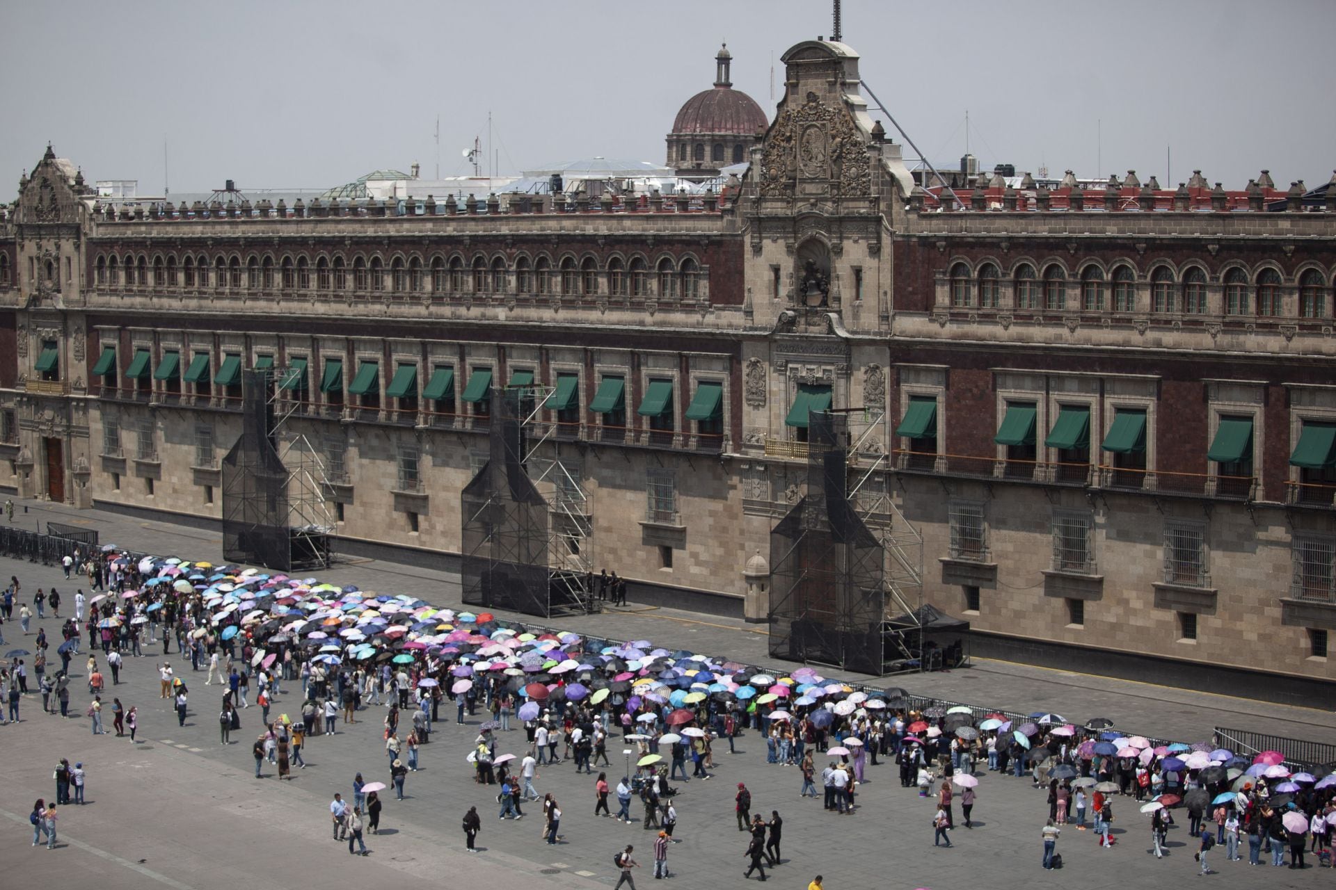Zócalo se llena de ARMYs: esperan ver a BTS cerca de Palacio Nacional