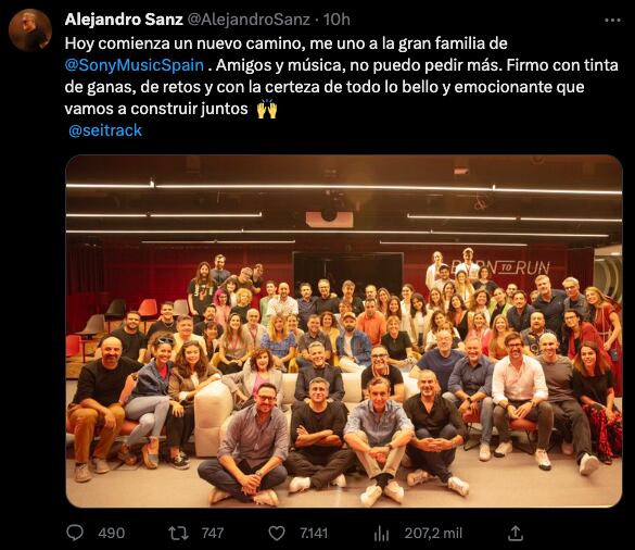 Alejandro Sanz presume su nuevo contrato con Sony Music