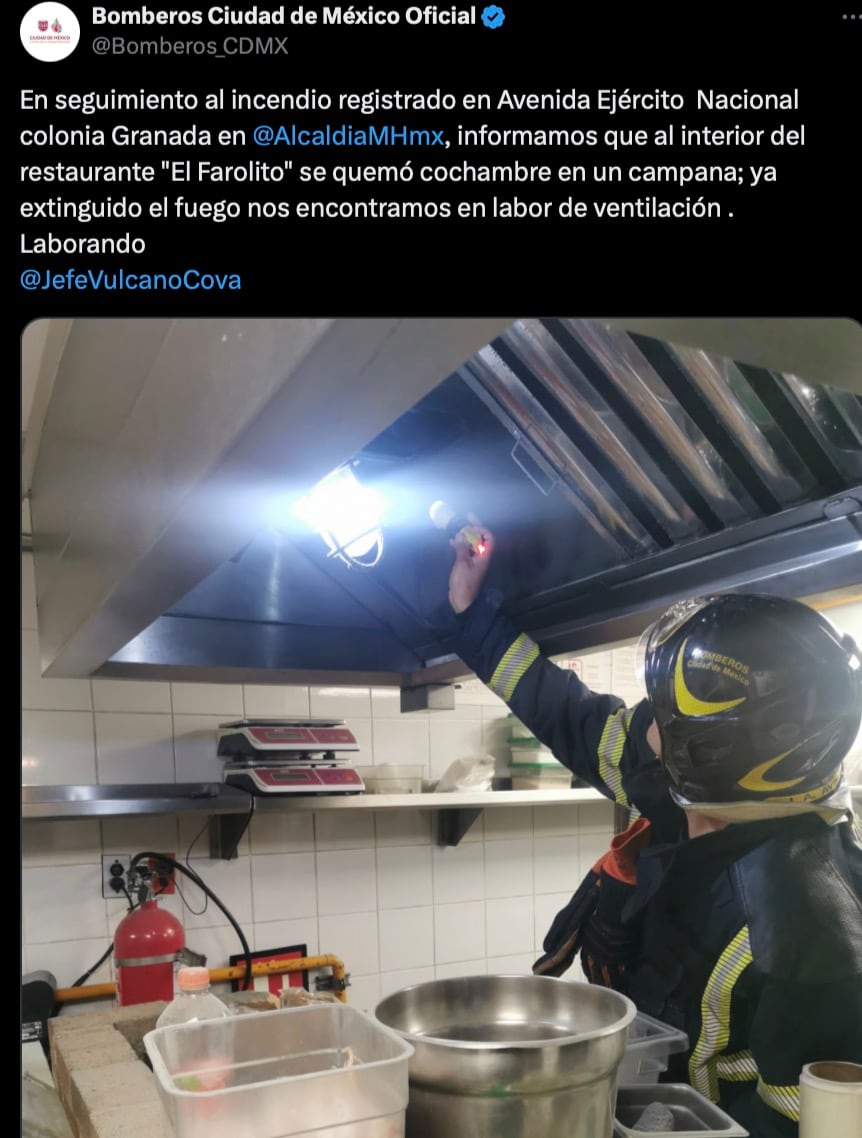 Bomberos laboran en incendio en Plaza Miyana Polanco