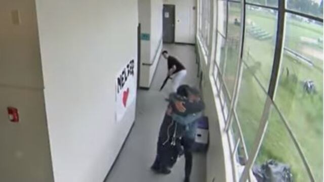 Entrenador reconfortando a estudiante con un arma