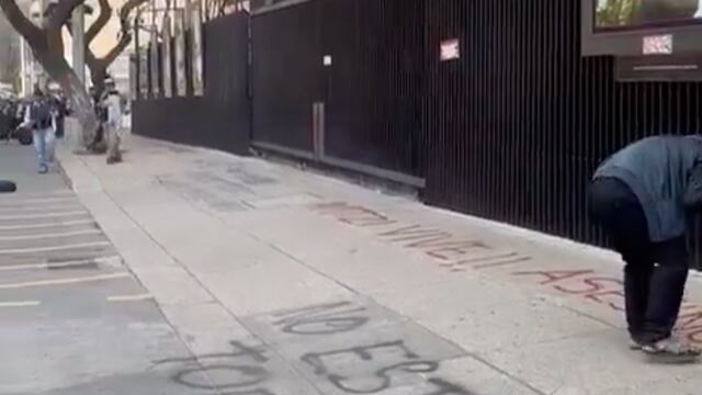 Manifestantes lanzan petardos y realizan pintas en la Cámara de Senadores por caso Ayotzinapa