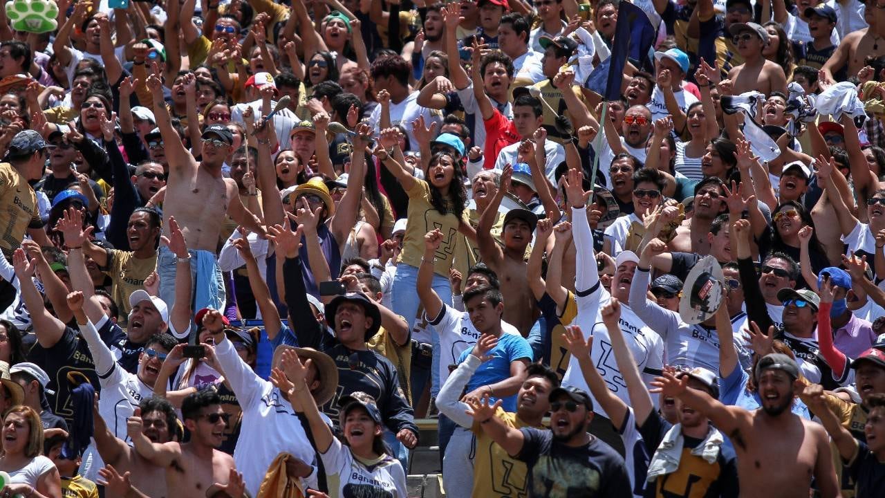 La afición de Pumas cantando en la grada