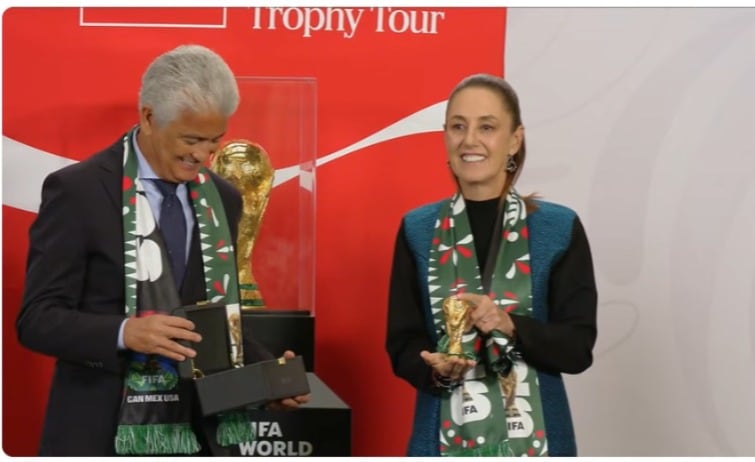 Claudia Sheinbaum recibió una réplica del trofeo del Mundial 2026 de la FIFA
