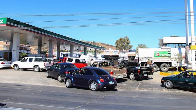 Largas filas en gasolineras de Guanajuato. Desabasto.