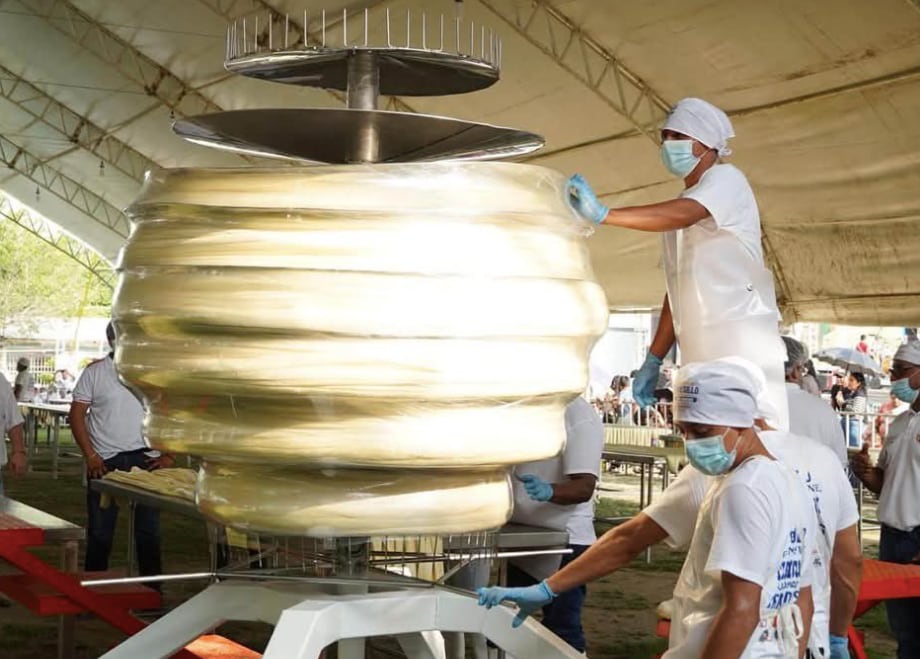 Elaboran bola de quesillo más grande del mundo