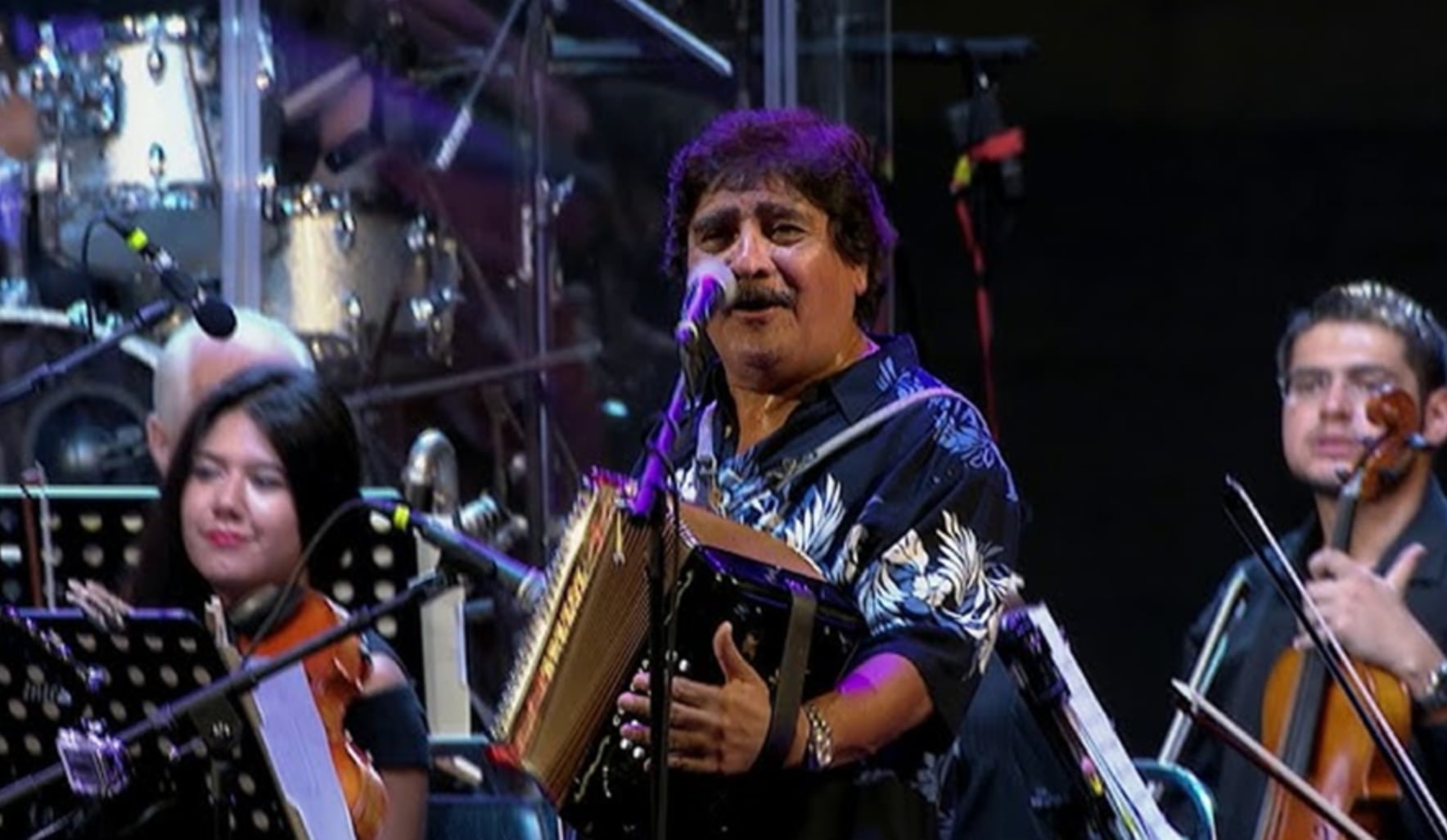 Celso Piña con la Orquesta de Baja California