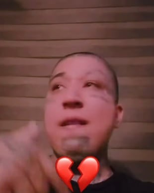 Geros llora porque Mona no le da su lugar.