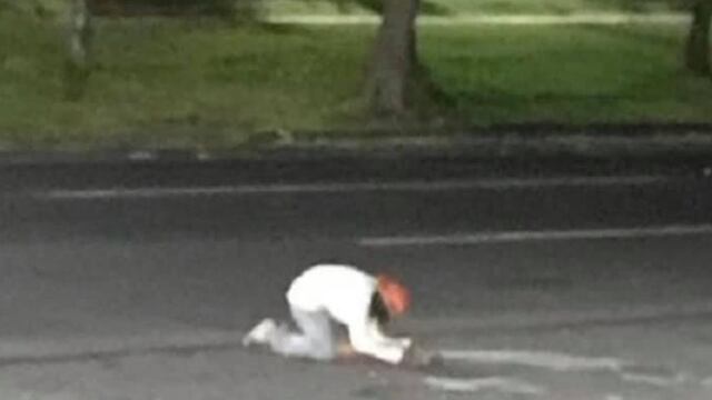 Indigente rompe en llanto por su perro muerto.