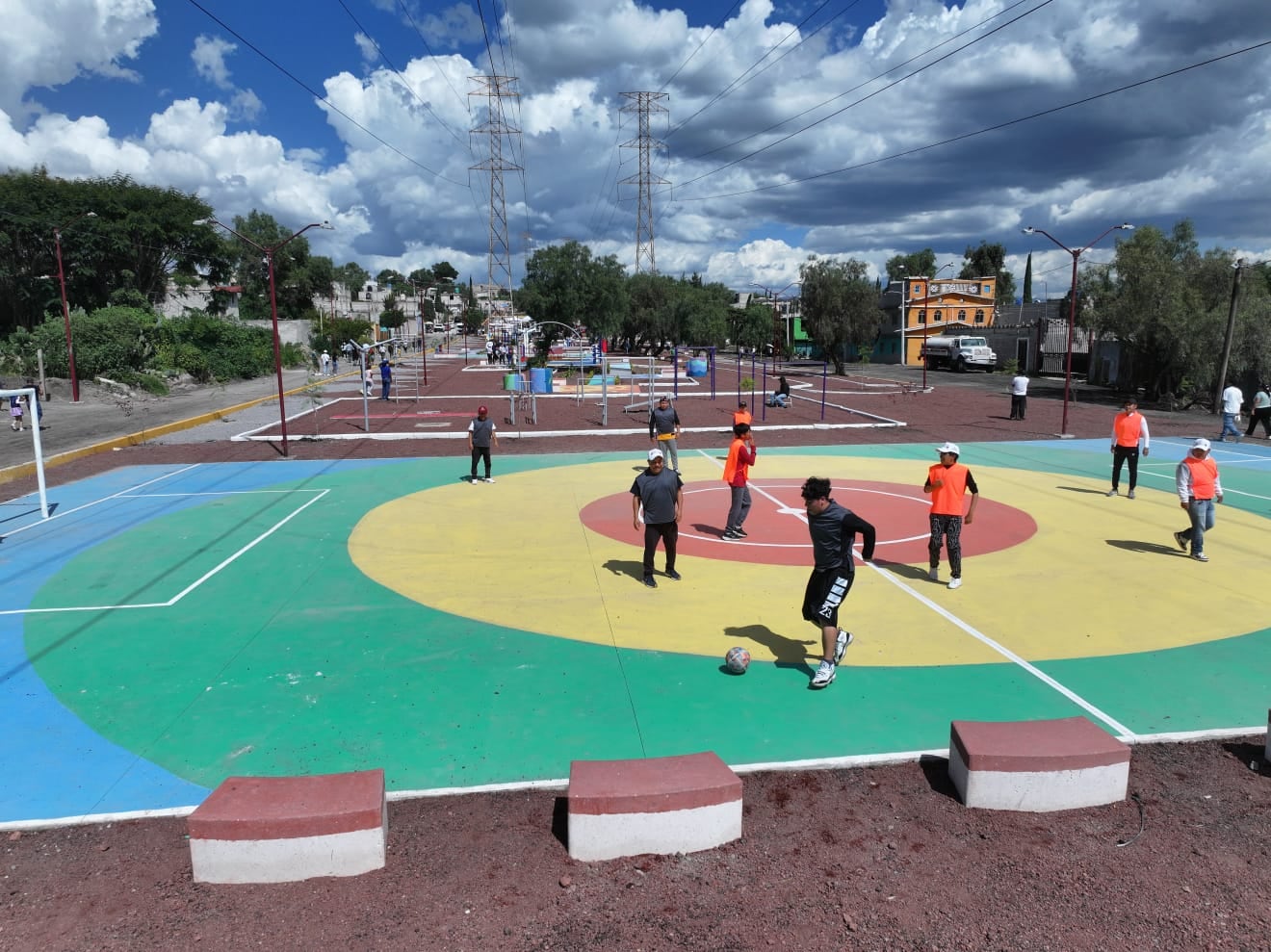 Azucena Cisneros entrega Alameda México Nuevo en Ecatepec con canchas y áreas verdes.