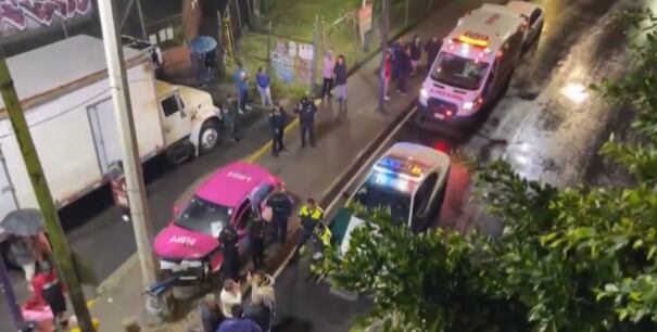 Conductor de taxi choca contra poste en Periférico Oriente y muere