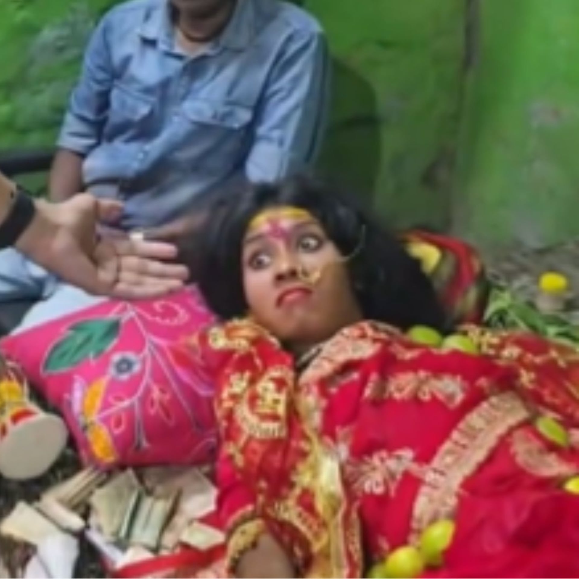 Una joven de 17 años, una cama de clavos y la creencia de que está poseída por la diosa Kali en India