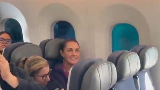 Claudia Sheinbaum aborda vuelo comercial de España a México
